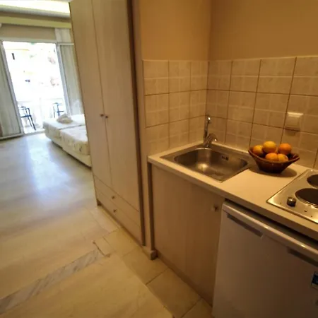 Nikki's & מוראיטיקה