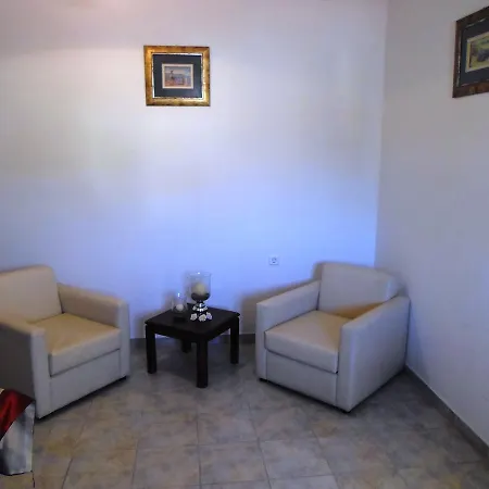 Nikki's & Apartament