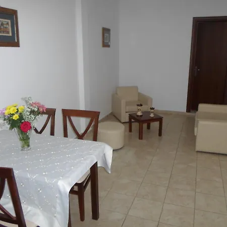 Nikki's & Apartament Moraitika