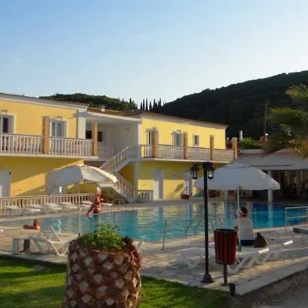 Nikki's & Апартаменты Мораитика